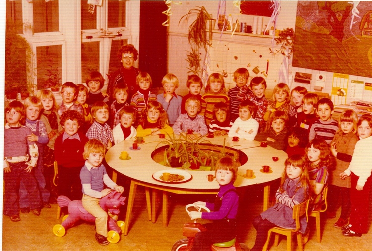  Een kleuterklas in de Fraunhoferschool (1975). Juffrouw Bosman staat op de achtergrond. Verder o.a. Sander Martijn, Norbert Pel, Helen Hussaarts, de jongetjes Limp enz. 