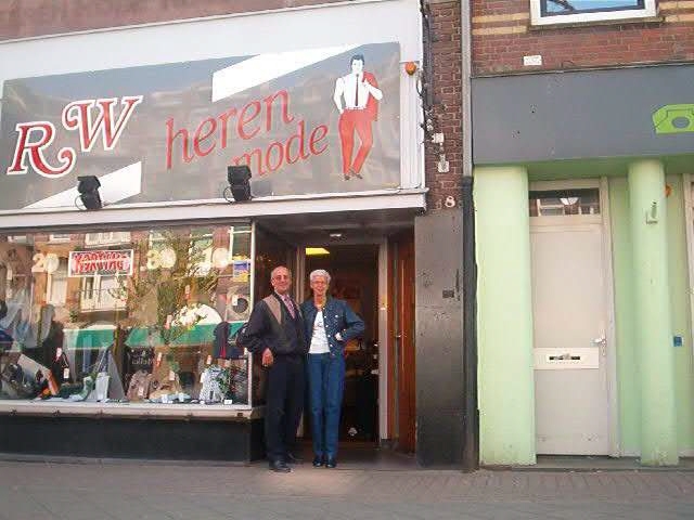  Wim en Ria voor hun winkel in 2003 