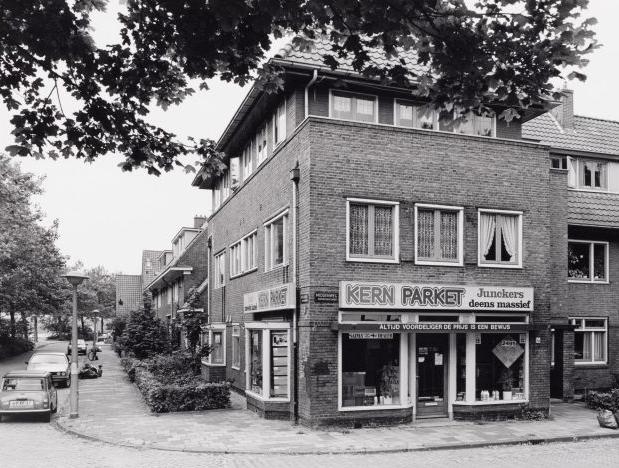 De oude Rea winkel De REA-winkel, in de jaren tachtig omgetoverd tot een parketzaak. (Foto door Martin Albers uit 1985, Stadsarchief Amsterdam) 