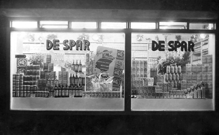 Etalage bij de heropening 05-08-1952. .<br />Foto: Piet Joon © .<br />Foto: Piet Joon ©<br />Klik rechts bovenaan op de foto en de foto wordt vergroot weergegeven. 