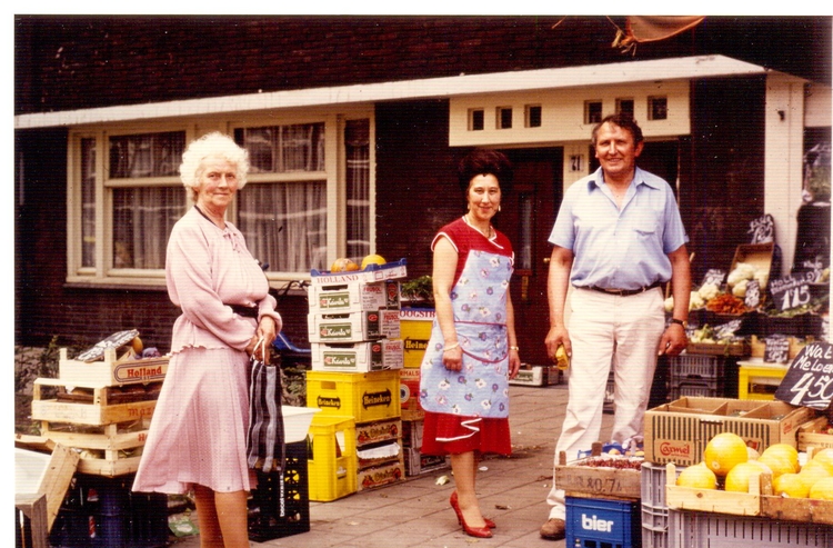Wout en Thea met een klant I juni 1984 werd eze foto gemaakt Wout en Thea met een klant voor de uitgestalde groenten: juni 1984. 