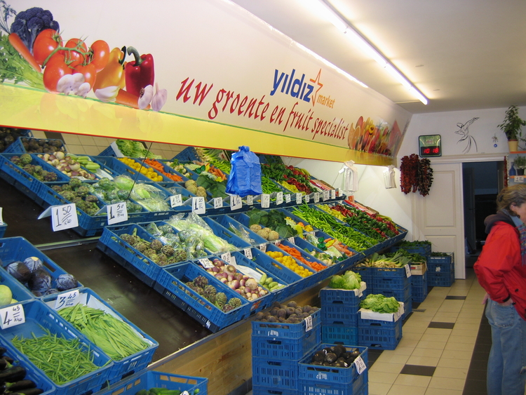 De nieuwe groente afdeling van Yildiz Market. Na een grondige verbouwing in 2010 (tot en met begin 2011), is de compleet verbouwde winkel van Celal Yidiz weer geopend; ruimer, lichter en meer sortering.<br />Foto Frits Slicht.<br />. 