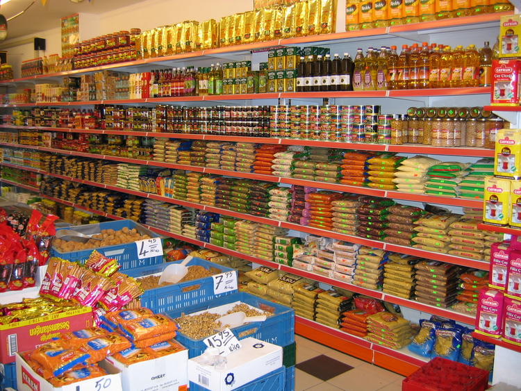 Yildiz Market is meer dan groente en fruit! Behalve een grote sortering groente en fruit verkoopt men ook allerhande noten, oliën en pasta's.<br />Foto: Frits Slicht.<br />.. 