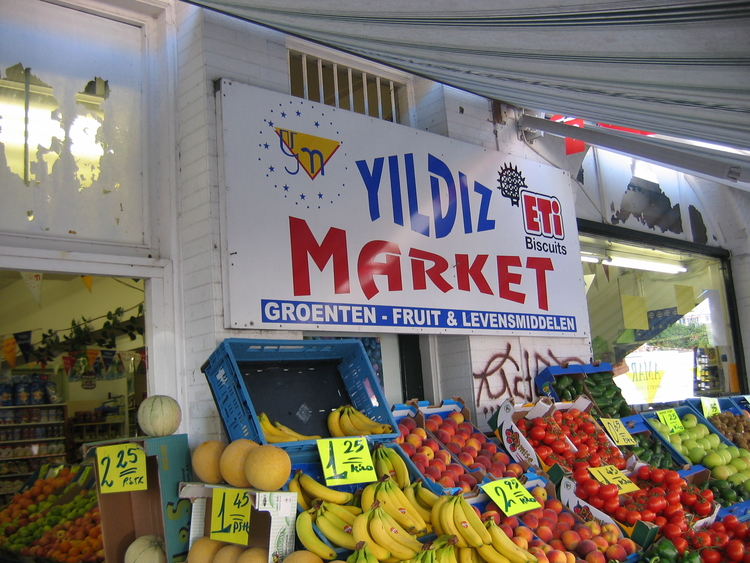 Yildiz Market De foto is gemaakt in de Javastraat, afgebeeld is de winkel van Celal Yildiz. De foto is gemaakt door de schrijver. 