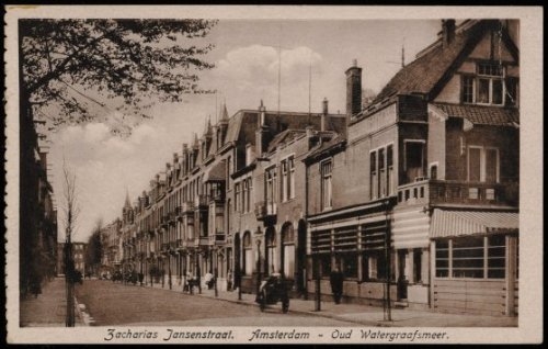 Zacharias Jansestraat. Gezien vanaf de Middenweg, uitgave boekhandel K.L. Lintvelt. Datering prentbriefkaart, 1925.  Bron: Beeldbank, Stadsarchief Amsterdam. 