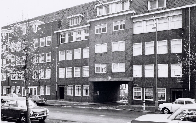 Zeeburgerdijk 138 Poortje naar Makassarstraat -  1973 .<br />Foto: Beeldbank Amsterdam 