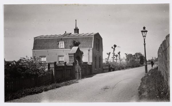 Zeeburgerdijk 184 later 226. Dit is de woning van de beheerder van de Joodse begraafplaats Zeeburg.<br />Bron: Beeldbank SAA. 
