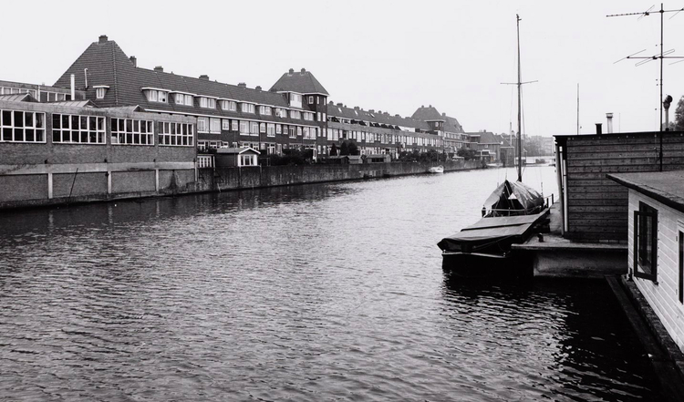 Zeeburgerdijk 209 207 achterzijde Zeeburgerdijk Lozingskanaal 1988 .<br />Foto: Beeldbank Amsterdam 