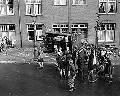onverwacht 'bezoek' Aanhangwagen is omgeslagen en losgebroken en heeft de gevel van Zeeburgerdijk 99 geramd, Amsterdam, 26 september 1951.<br />.<br />Foto: Ben van Meerendonk / AHF, collectie IISG, Amsterdam 