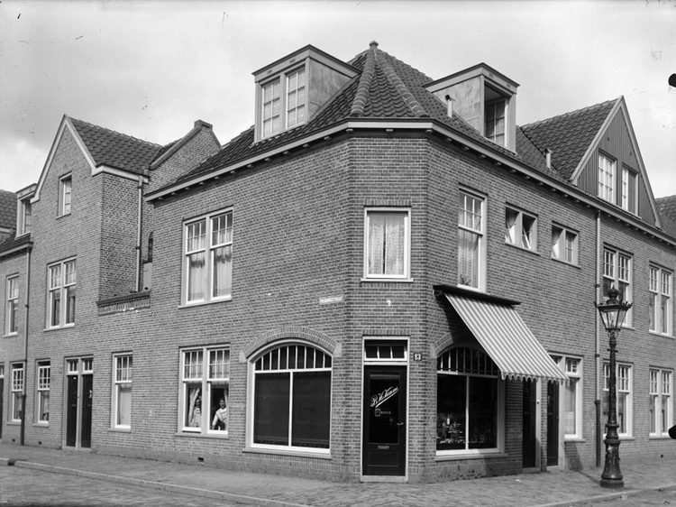 Zeeburgerdijk 98 hoek Padangstraat 13 - 1918 .<br />Foto: Beeldbank Amsterdam 