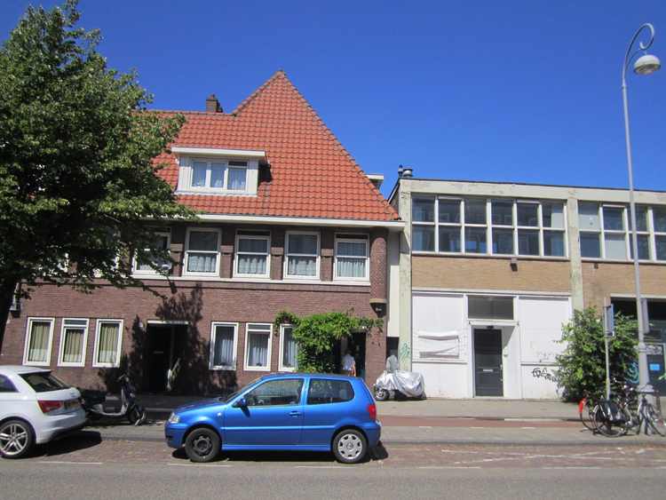 Links de huizen Zeeburgerdijk 205 en 207. Op de zolderverdiepingen nestelde zich het vuur. .<br />Foto: Jo Haen © 