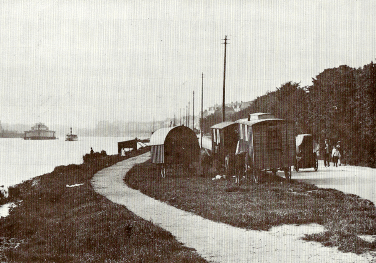 Zigeuners bij de Omval. .<br />Foto: Watergraafsmeer. De geschiedenis van een polder. J.H.Kruizinga. 