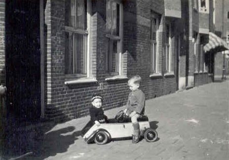 Jaap Zijp met zijn broertje in de Christiaan de Wetstraat, omstreeks 1950. 