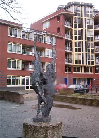  Het herdenkingsmonument op het Ceramplein in 2004: nog altijd wordt hier op 4 mei herdacht. 