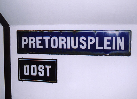 Zoeker in Amsterdam - de oude straatnaambordjes.jpg In 1982 verandert het plein van naam. "Ik riep vanaf het balkon of ik het oude naambordje mocht hebben en niemand had bezwaar". <br />Kees van Veen schonk de straatnaambordjes aan het Amsterdams Historisch Museum. Ze werden vertoond tijdens de tentoonstelling 'Oost, Amsterdamse buurt' (10 oktober 2003 t/m 29 februari 2004) en maken nu deel uit van de museumcollectie (AHM) 