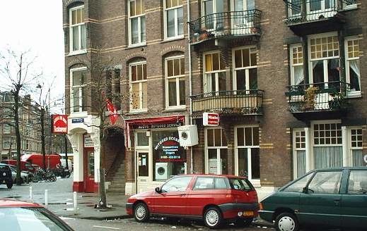 Zoeker in Amsterdam - Woning op het Pretoriusplein.jpg We woonden boven de verkeersschool, waar nu de tweedehands Miele winkel zit. 