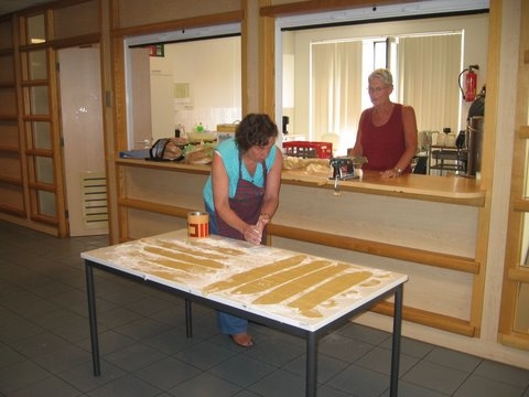 lasagne Lasagna maken ze zelf. Diana staat rechts Lasanga maken de dames in de Muiderkerk zelf, Diana staat rechts, 2008. 