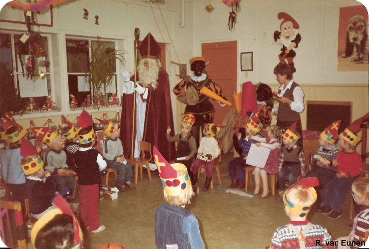  Sinterklaas en zijn Pieten op bezoek in de Zonnehoek. December 1982.<br />Foto: René van Eunen 