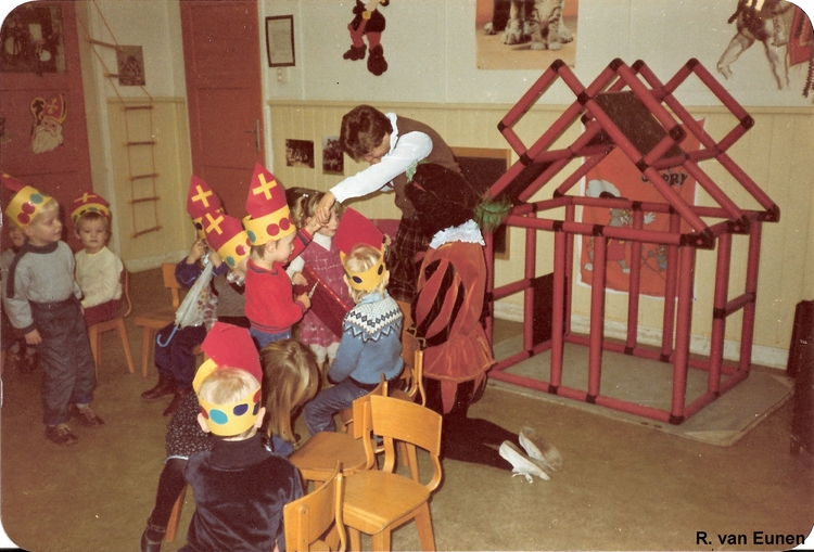  Sinterklaasfeest op de Zonnehoek. 1982<br />Foto: René van Eunen 