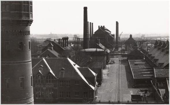  Zuidergasfabriek Korte Oudkerkerdijk, bij 'de Omval'. Foto 1954 Rinus Knopper, Stadsarchief Amsterdam. 