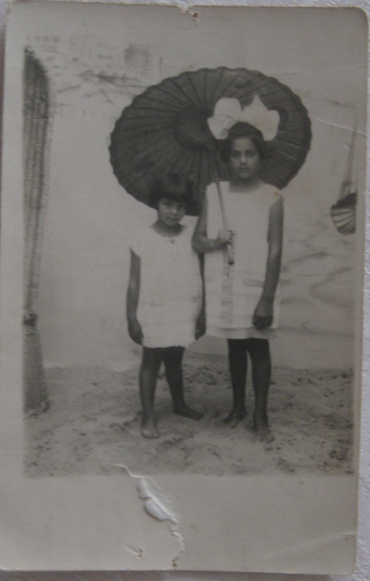 Zusjes Sophie (rechts) en Eva (links) Roselaar. Bovenstaande foto is uit het jaar 1925 en dus hoogstwaarschijnlijk uit de tijd dat het gezin in Zandvoort verbleef.<br />Zie ook de achterzijde van de foto/briefkaart hieronder!<br />Met dank aan Henny P. voor het ter beschikking stellen van deze foto. 