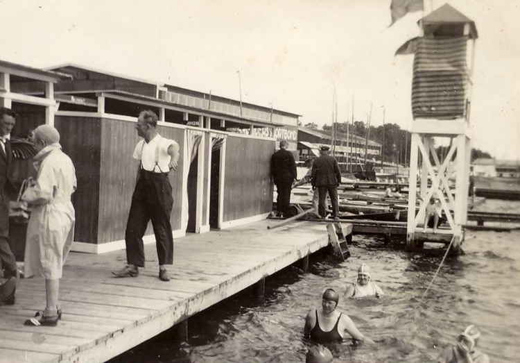 Zwemschool Oost - ± 1950 .<br />Foto: Loes Nagelkerken 
