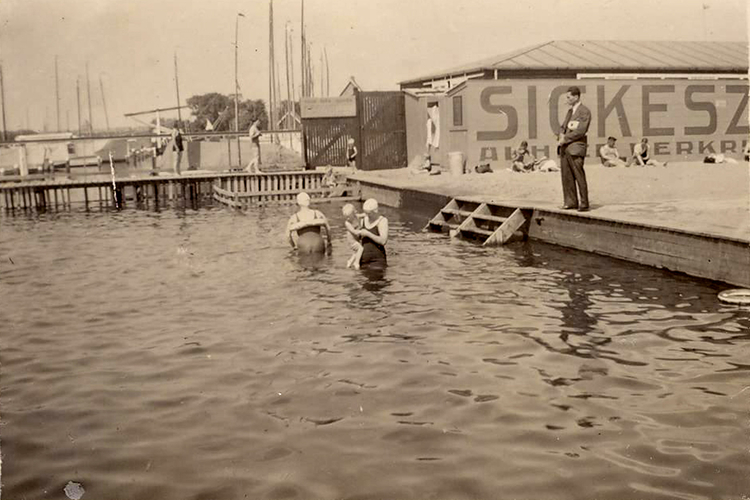 Vlakbij het Gemeenlandshuis was de Zwemschool Oost in het Nieuwe Diep - ± 1930 Foto: Loes Nagelkerken 