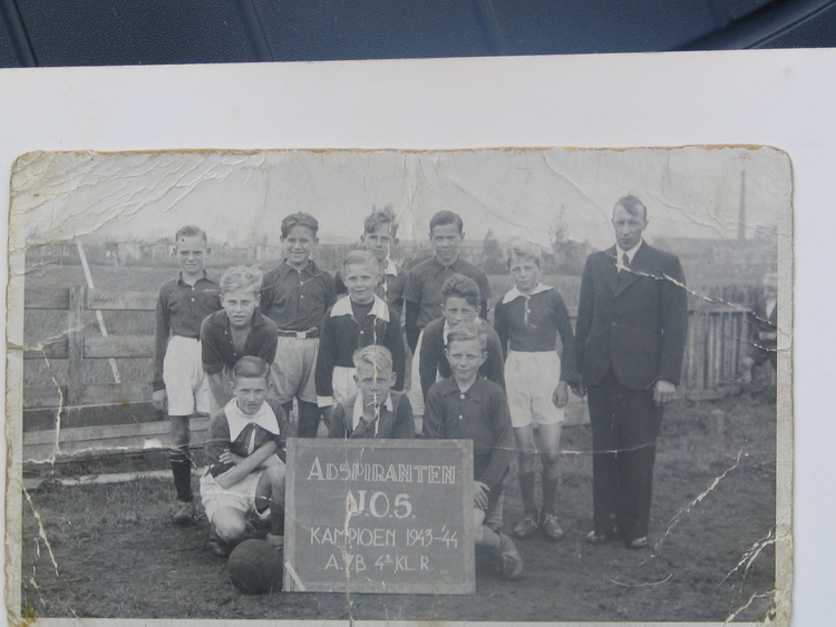 pb 558 foto voetbalclub JOS waar Theo bij voetbalde.JPG  