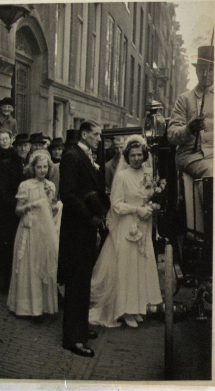 Huwelijksfoto, genomen op  3 mei 1944 bij Keizersgrachtkerk. Ds Doornbosch voltrok het kerkelijk huwelijk.  