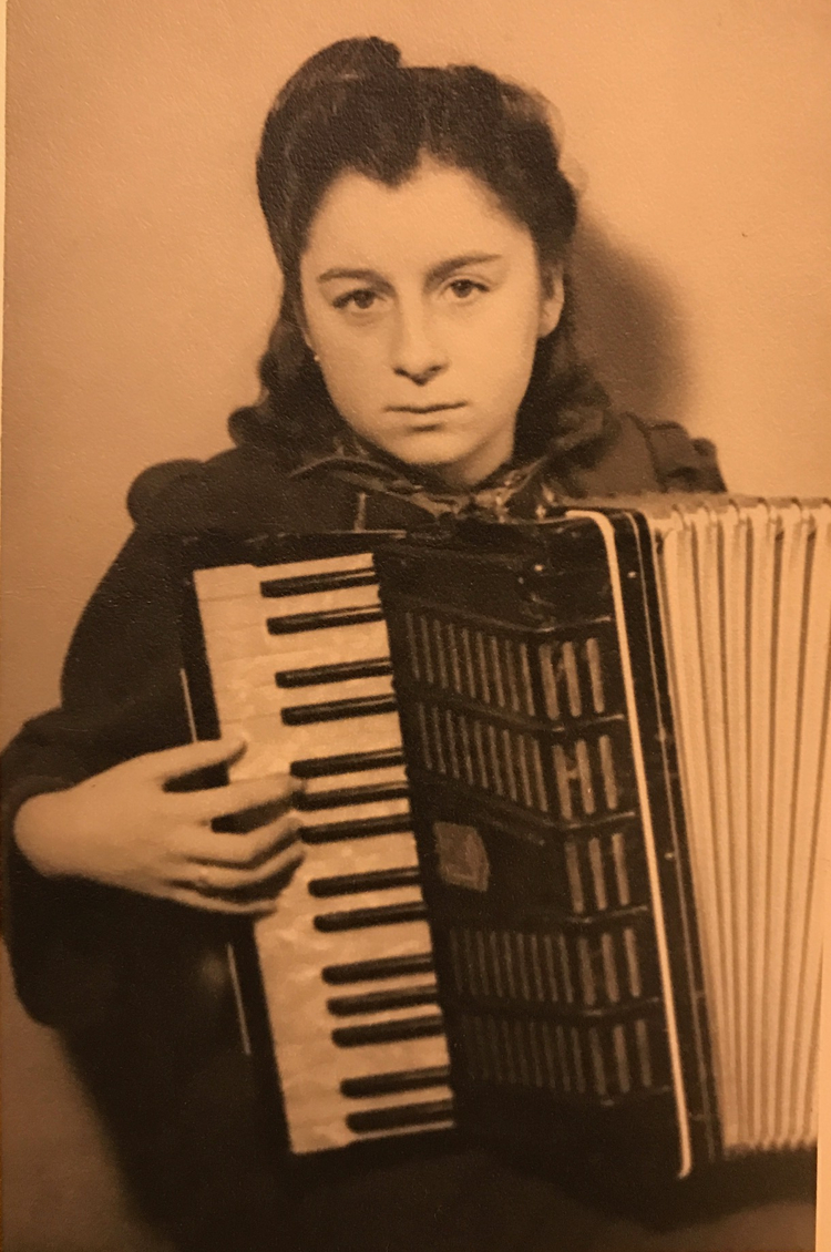Rie de Vries 14 jaar oud [febr.'48]. Vanaf de lagere school speelde Rie een aantal jaren accordeon.  