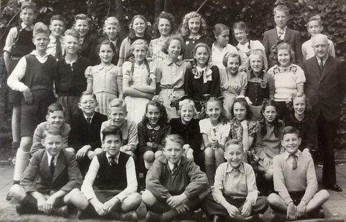 v d Waalssschool 1946 6e klas Puck Schouten.jpg  