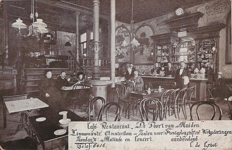 Het oude interieur van De Poort van Muiden rond 1915, linksboven staat de biljarttafel. met dank aan John Haen  