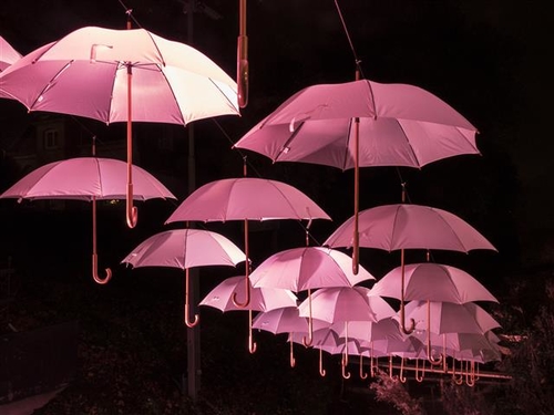 Paraplu's bij de poort.  Foto Corrie Groen  