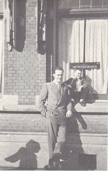 Voor muziekhandel Bredeweg Martin met jongste broer Toon voor de muziekhandel Bredeweg 21 (1955). (Foto is afkomstig van de verteller) 