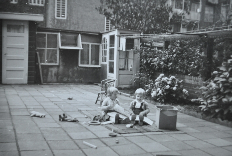 1956 In de tuin bij Toos Bartels Baweanstraat 10.  