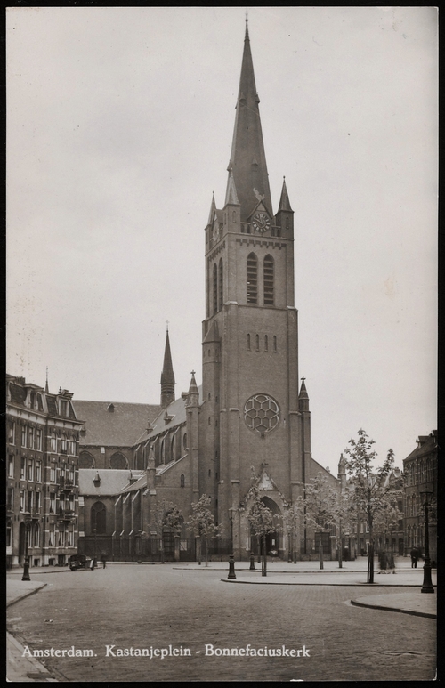 Kastanjeplein met de Bonifatiuskerk. Kastanjeplein 10, R.K. kerk St. Bonifacius, met toren. Uitgave H. Greven, Durgerdam. Datering 1930, bron: Beeldbank, SAA. 