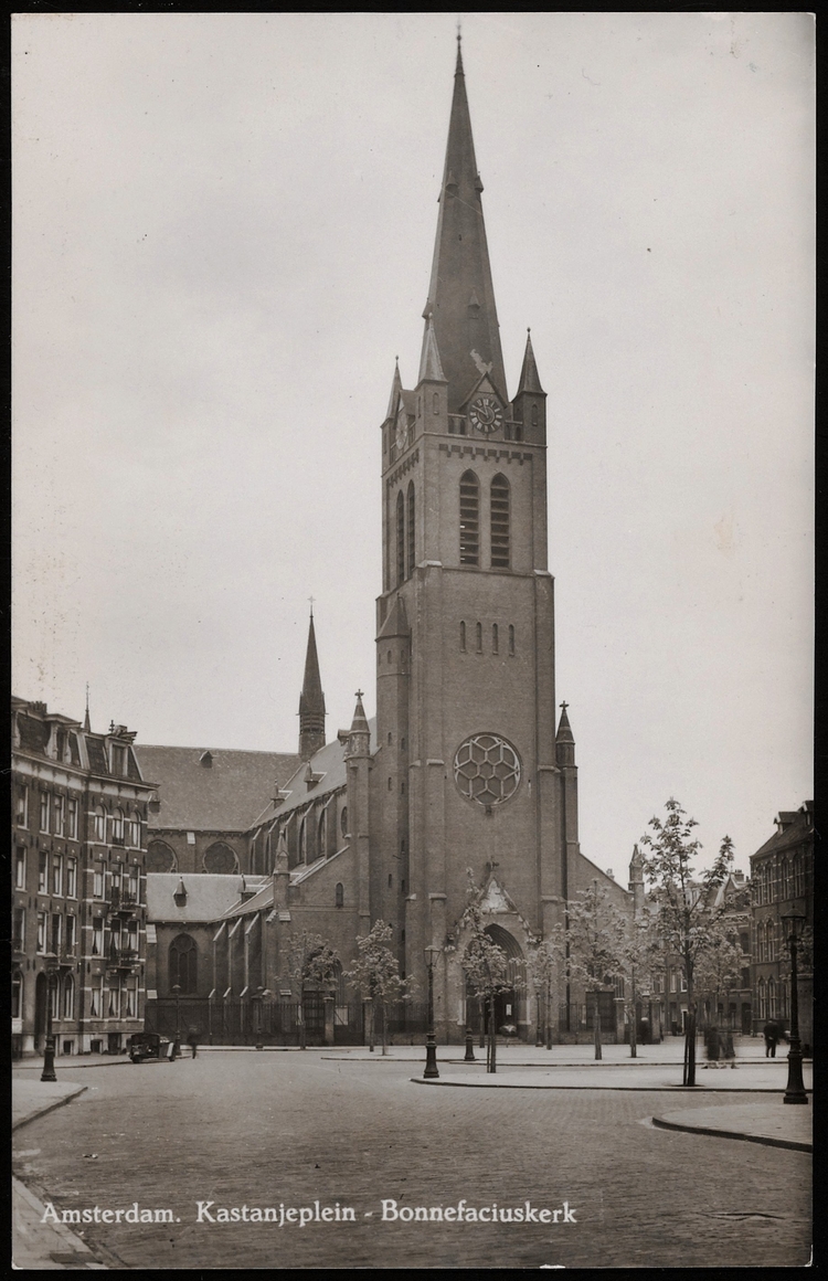Kastanjeplein met de Bonifatiuskerk. Kastanjeplein 10, R.K. kerk St. Bonifacius, met toren. Uitgave H. Greven, Durgerdam. Datering 1930, bron: Beeldbank, SAA. 