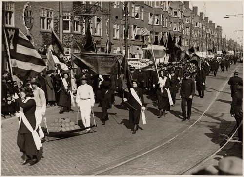 Leger des Heils. Optocht door Amsterdam (1937), met zangbrigades, muziekkorpsen en jeugdmuziekkorpsen uit geheel Nederland, waaronder ook leden van het Leger des Heils korps 115 van Den Burg, Texel. Bron: Beeldbank SAA 