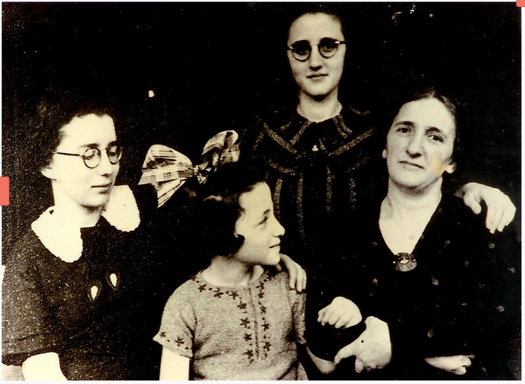 Familifoto.  Foto met Mirjam Henriëtte Cohen (midden voor) met haar moeder Sara Cohen-Brandon en haar zussen Greetje en Keetje Cohen. Bron: joodsmonument.nl 
