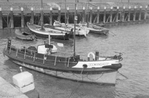 De Zeemanshoop in de haven van Scheveningen.  Vier studenten en 42 joodse vluchtelingen kaapten op 14 mei 1940 reddingboot Zeemanshoop in Scheveningen om te vluchten voor de oprukkende Duitse legermacht. Bron: www.knrm.nl  