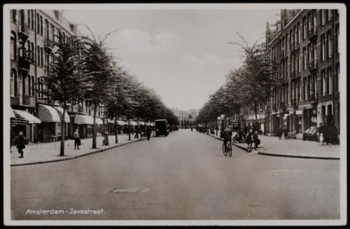 Javastraat vanaf Celebesstraat  Javastraat gezien vanaf de kruising Celebesstraat. Uitgave J. Sleding, Amsterdam. Datering: 1940. Bron: Beeldbank SAA. 