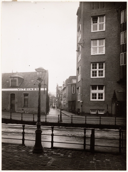 Arbeidsbeurs 1939. Passeerdersgracht 28-32 (ged.)-34 (ged.) (v.r.n.l.) Op de nummers 28-32 een gedeelte van het Gewestelijk Arbeidsbureau (voorheen Arbeidsbeurs) hoek Tweede Passeerdersdwarsstraat, gezien in noordelijke richting naar de Lijnbaansgracht. Datering januari 1939, bron: Beeldbank SAA. 