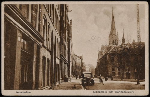 Eikenplein met de Bonifaciuskerk. Eikenplein met Bonifaciuskerk. Uitgave J. Sleding, Amsterdam. Datering 1928,  bron: Beeldbank SAA 