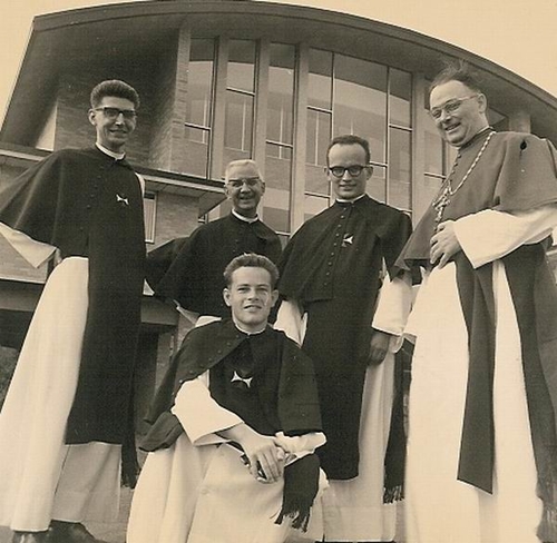 De Kruisheren.  De Kruisheren in1964 met rechts Wilhelmus van Hees. 