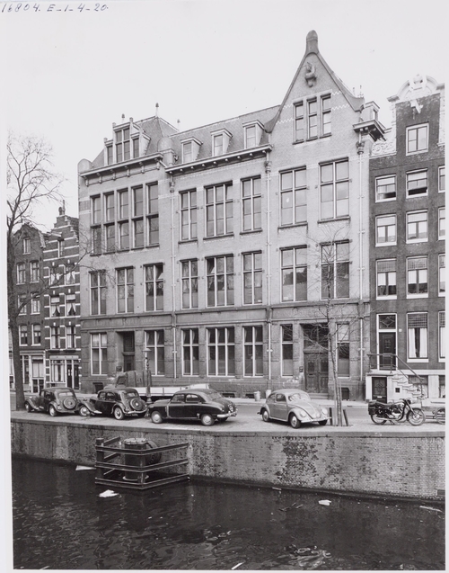 Sint Antonia Kweekschool. Sint Antonia Kweekschool aan de Korte Prinsengracht 17-21. Aan de gevel een ornament De Eenhoorn. Datering mei 1956, bron: Beeldbank SAA. 