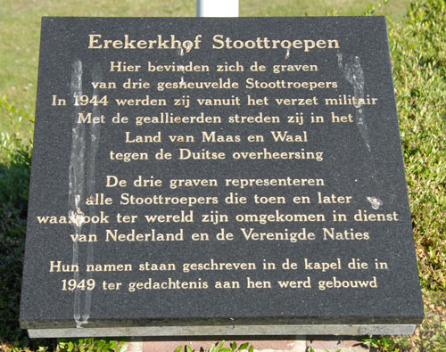 Monument voor de Stootroepen. Monument: Nederlandse Oorlogsgraven Beneden-Leeuwen. Hier staat een grafsteen voor Piet Anink. <br />https://www.tracesofwar.nl/sights/1688/Nederlandse-Oorlogsgraven-Beneden-Leeuwen.htm <br /> 