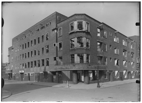 Reitzstraat tussen Tugelaweg weg en de Pres. Brandstraat 1946. Reitzstraat tussen Tugelaweg en Pres. Brandstraat. Deze foto dateert van april 1946, beeldbank SAA. 