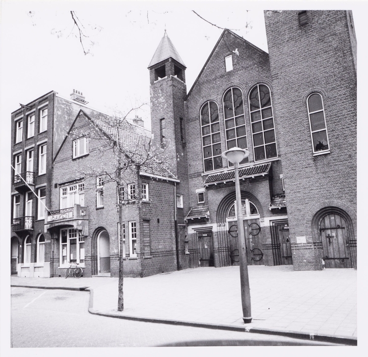 Rehobothkerk in de Zacharias Jansstraat, 3 mei 1972. Foto: J.M. Arsath Ro'is, Beeldbank Amsterdam  