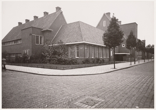 Mijn kleuterschool.  Herschelstraat. Gezien in zuidelijke richting. Vijfde Montessorischool hoek Johann Keplerstraat, ca. 10 juni 1941.<br />Beeldbank, SAA. 