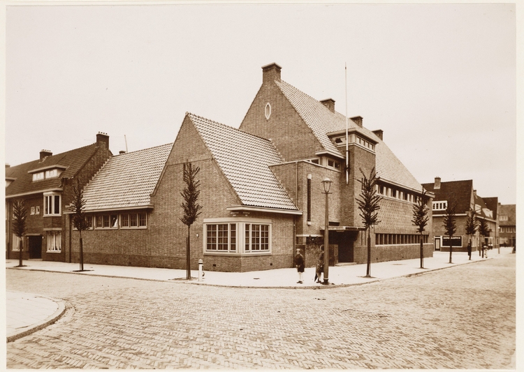16) Newtonstraat 54. Newtonstraat 54 - De Watergraafmeersche Schoolvereniging. Links ingang Laplacestraat, Ca. 1 oktober 1930. Bron: beeldbank SAA.  